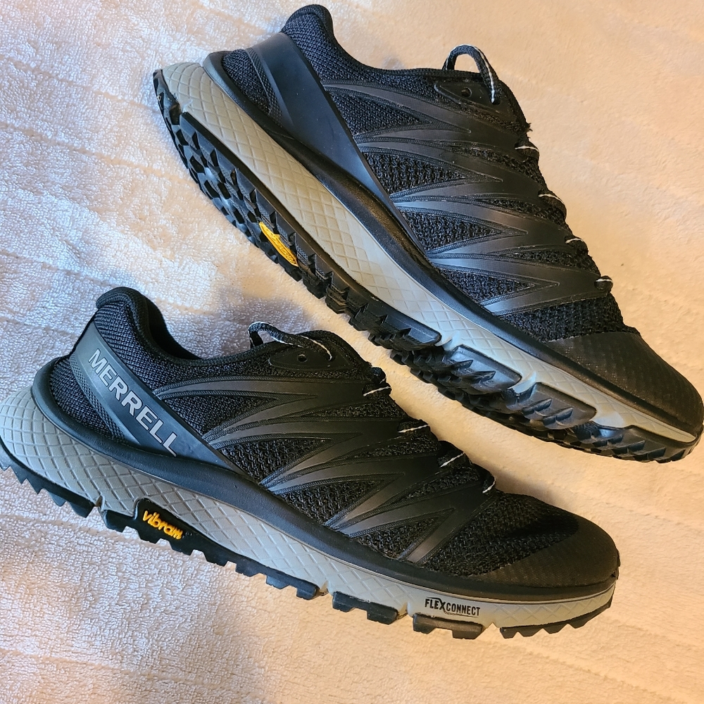 Like new merell bare access xtr shoe, womens 7.5 black